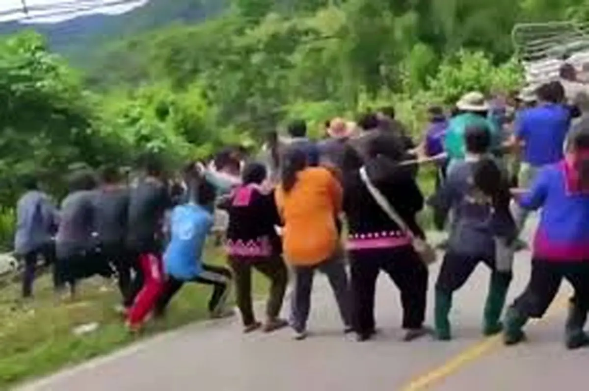 مردم با دست خالی خودروی سقوط کرده را بیرون کشیدند! +فیلم