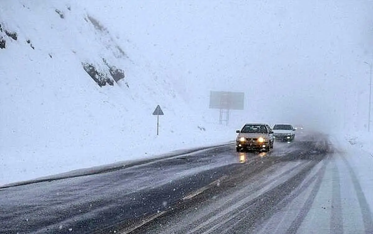 آغاز بارش برف در گردنه‌های چری و شاه‌منصوری کوهرنگ / رانندگان با احتیاط حرکت کنند