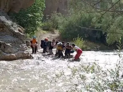بیش از ۱۰۰ طبیعت گرد در دره «شمخال» درگز گرفتار سیلاب شدند 