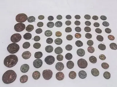 کشف ۷۳ قطعه سکه تاریخی دوره اشکانیان از یک مسافر در اندیمشک