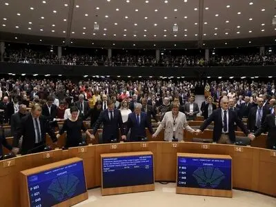 Tears and cheers as EU lawmakers give final nod to Brexit