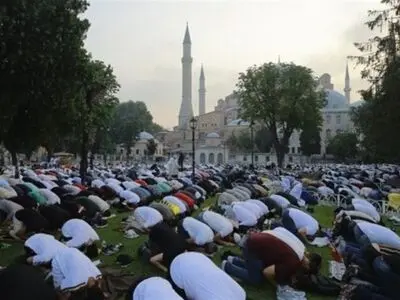  Muslims Worldwide Perform Eid Al-Adha Prayers