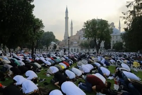  Muslims Worldwide Perform Eid Al-Adha Prayers