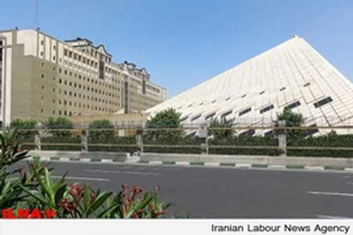 تجمع مقابل مجلس برای کلاهبرداری ۴۰ میلیاردی