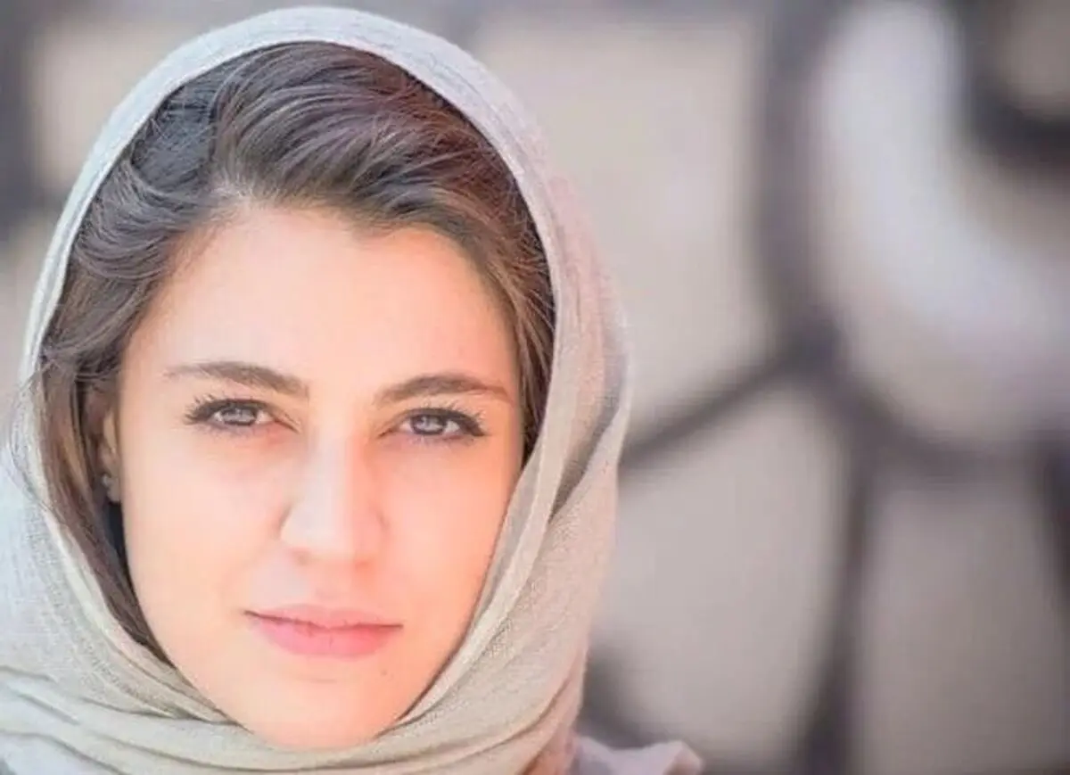 جنجال در آغوش گرفتن خانم و آقای بازیگر روی صحنه + عکس