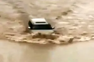 حرکت بی‌نقص این خودرو در سیل دبی وایرال شد + فیلم