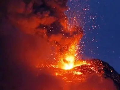 لحظه اولیه فعال شدن آتشفشان در اتیوپی + فیلم