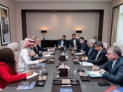 وزير الاقتصاد الإيراني ورئيس صندوق أوبك یؤکدان على توسيع التعاون الثنائي