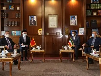 وزیر خارجه چین با لاریجانی دیدار کرد/ نهایی شدن برنامه جامع همکاری تهران و پکن