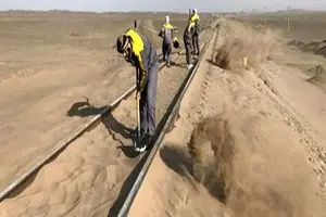 کارگران راه‌آهنِ زاهدان: کار در طوفان شن برای ۱۱ میلیون تومان!