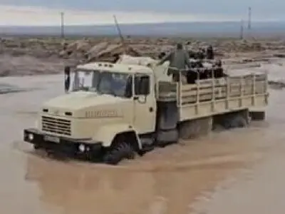 انتقال دانش آموزان مناطق مرزی خراسان جنوبی با خودروهای ارتش به محل آزمون کنکور