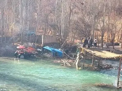 فروریختن پل تاریخی گپز سامان؛ خودرو به رودخانه سقوط کرد