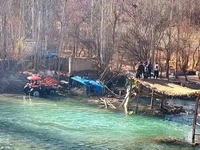 فروریختن پل تاریخی گپز سامان؛ خودرو به رودخانه سقوط کرد