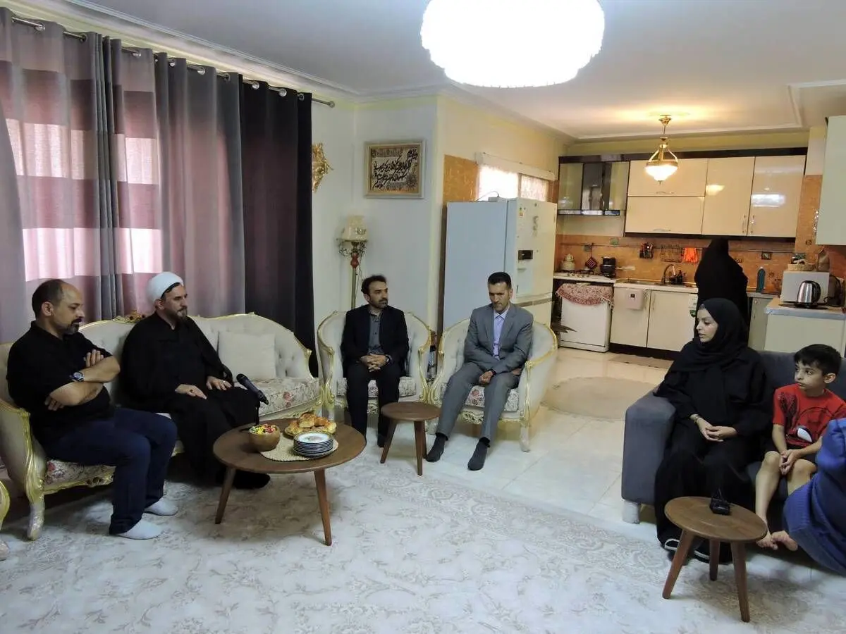 معاون قضایی قوه قضاییه با خانواده شهید حمید رنجبری دیدار کرد