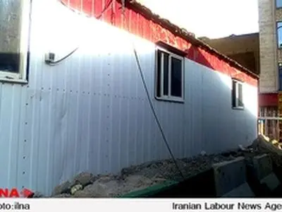 اسکان ۳۳ کارگر افغان شهرداری منطقه ۱۱ در دو اتاقک فلزی / تصویر