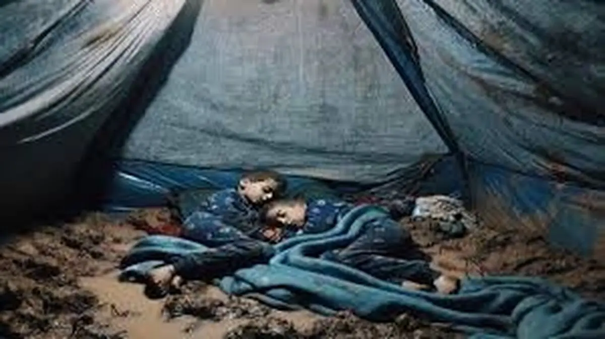 تصاویر تکان‌دهنده از کودکان غزه از آواره شدن در زیر باران + فیلم
