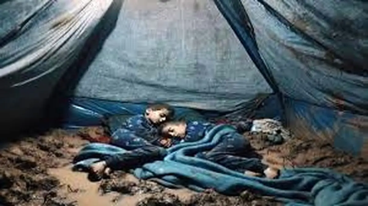 تصاویر تکان‌دهنده از کودکان غزه از آواره شدن در زیر باران + فیلم