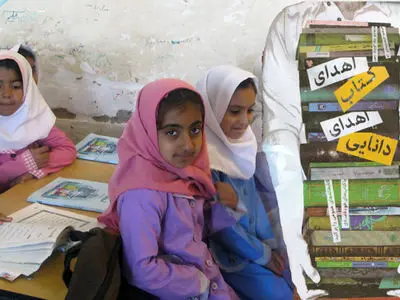 400 میلیون تومان کتاب آموزشی به دانش‌آموزان سیستان اهدا شد