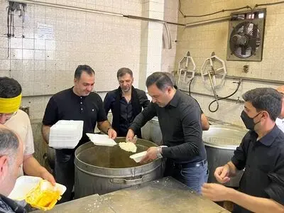ویدیو: پخش نذری مدیران استقلال و پرسپولیس در عاشورای حسینی