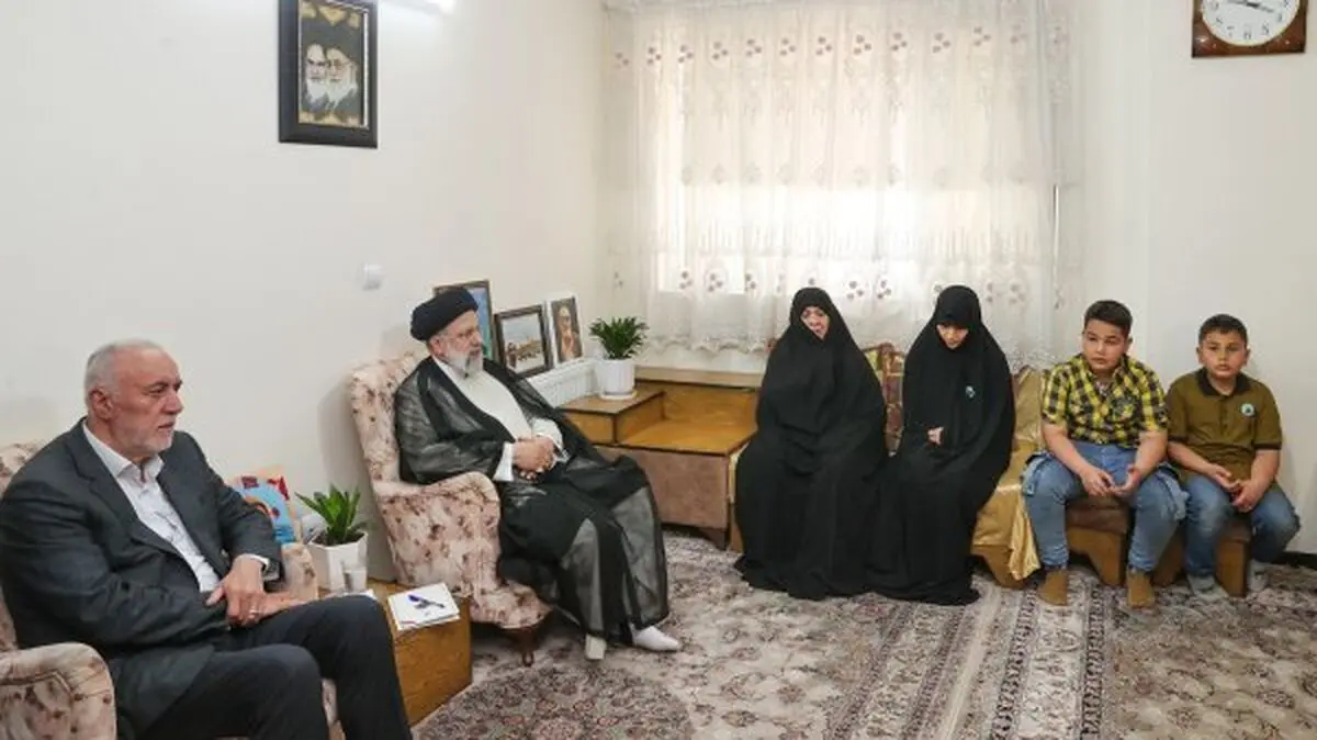‌حضور رئیسی در منزل شهید مدافع حرم آقابابایی