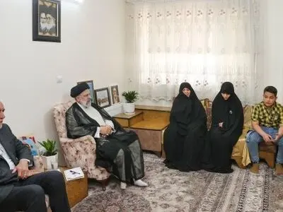 ‌حضور رئیسی در منزل شهید مدافع حرم آقابابایی