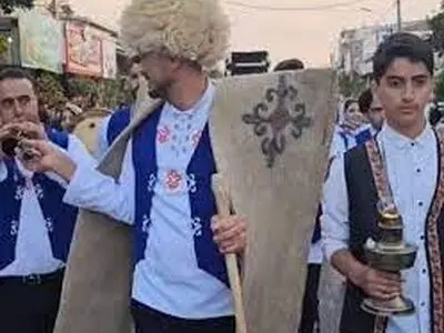 نوجوانان بابلسر با سرنا و  دهل به پیشواز نوروز رفتند/فیلم