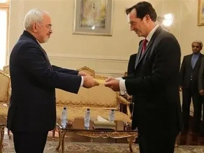 فرزندان سفیر انگلیس در مدرسه فوتبال پرسپولیس (عکس)