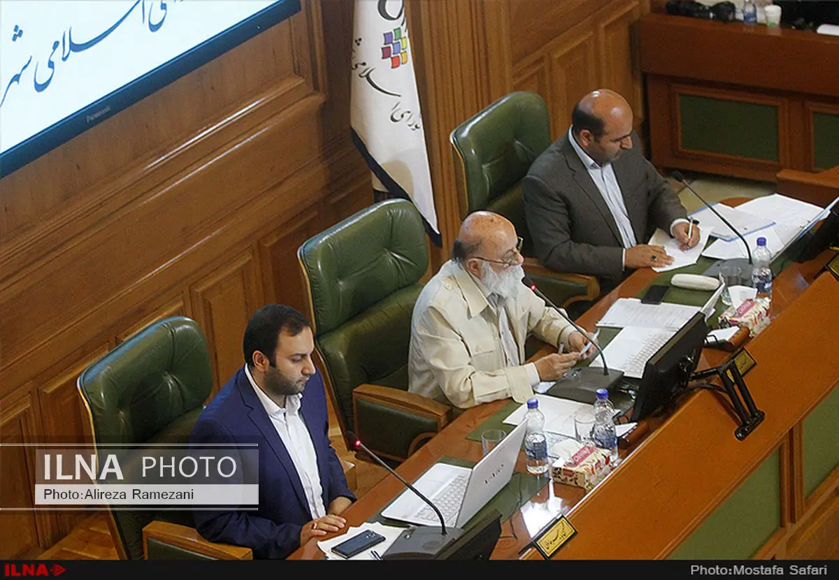 پیرهادی و قناعتی منشیهای شورا ماندند