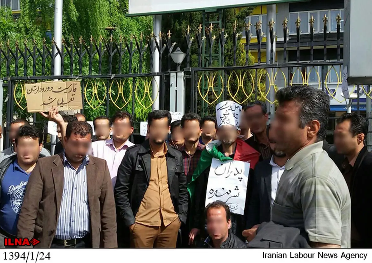 تجمع کارگران اخراجی«فارسیت دورود» در مقابل وزارت کار به دومین  روز رسید