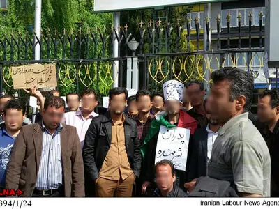 تجمع کارگران اخراجی«فارسیت دورود» در مقابل وزارت کار به دومین  روز رسید