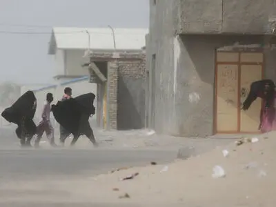 طوفان و گرد و خاک، میهمان ناخوانده این روزهای سیستان و بلوچستان/ از سقوط تیربرق و درختان تا تغییر در برنامه پروازها
