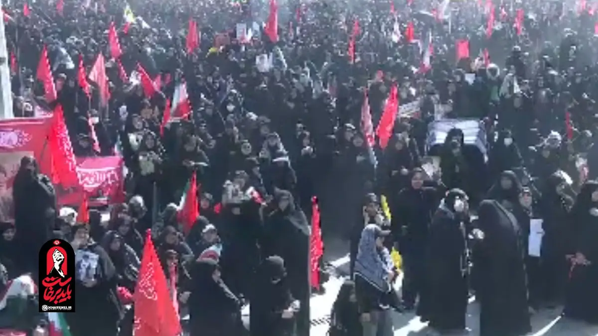 لحظاتی از نوحه‌خوانی حاج مهدی رسولی پس از اقامه نماز بر پیکرهای مطهر امام مجاهد شهید و شهدای خانواده ایشان در مصلای امام خمینی(ره) + فیلم
