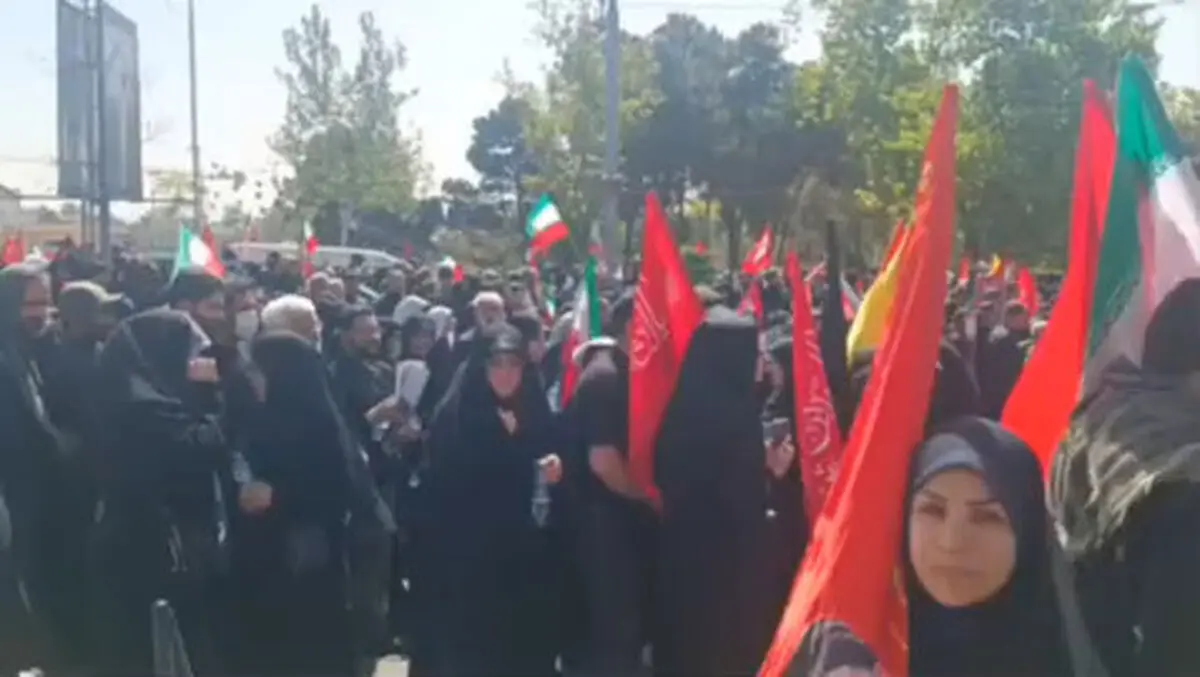 حضور سعید جلیلی بین نمازگزاران امروز بر پیکر امام شهید در خیابان شهید بهشتی تهران + فیلم