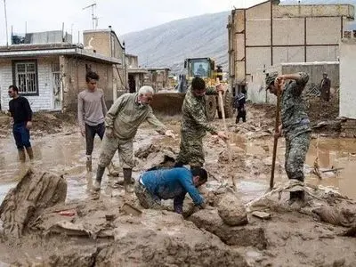 ورود بنیاد برکت به مناطق سیل‌زده رشت/ انجام عملیات لایروبی و توزیع روزانه ۲۰۰۰ پرس غذای گرم