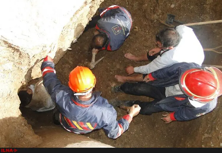 نجات جان یک کارگر از زیر آوار