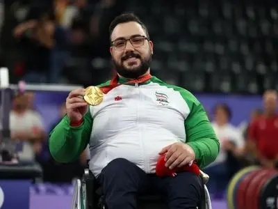 مراسم اهدای مدال روح اله رستمی بعد از قهرمانی(ویدیو)