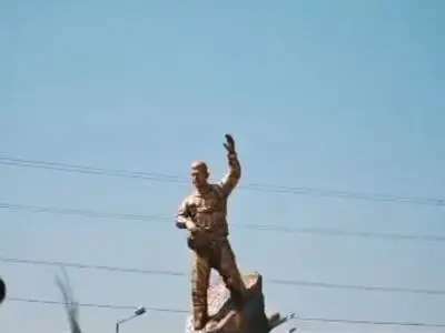 رونمایی از تندیس سرلشکر خلبان شهید بابایی 