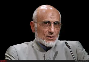 برای مناظره با روحانی آماده‌ام/ ناامیدی مردم از پارلمان، نظام را دچار مشکل می‌کند/ مجلس دهم خودش هم در مسأله بنزین مقصر است