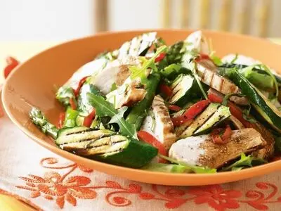 طرز تهیه سالاد مرغ و سبزیجات 