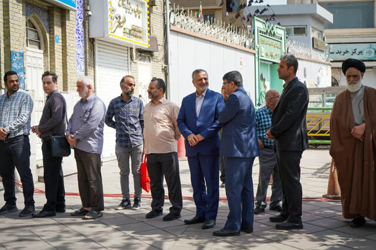 وزیر کار در مسجدالنبی  رای داد/ مرتضوی: حضور جوانان در انتخابات به معنای حضور در صحنه های جنگ است