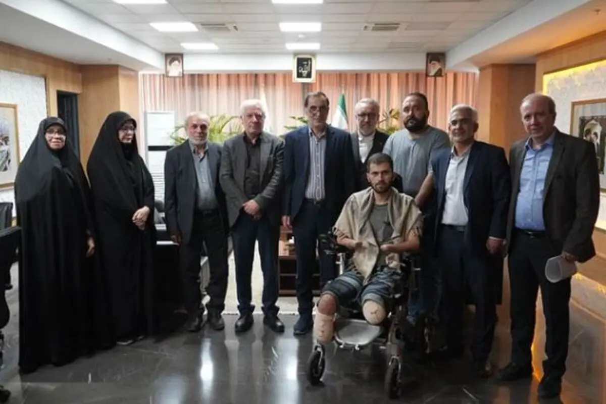 دیدار رئیس بنیاد شهید و امور ایثارگران با جانباز سرافراز حسین محمدی