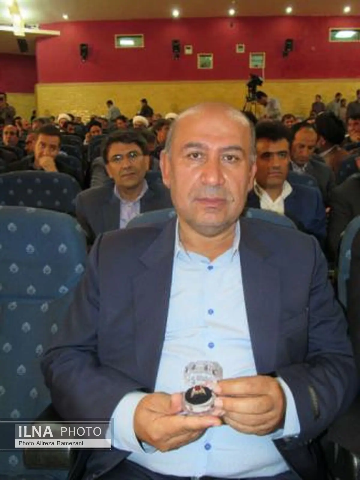 اهداء انگشتر عقیق رهبر انقلاب به معاون استاندار کهگیلویه و بویراحمد