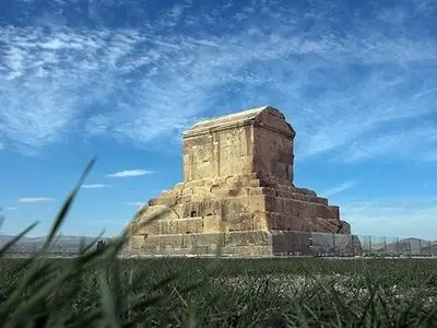 در محوطه‌ پاسارگاد چه چیزی پیدا شد؟ 