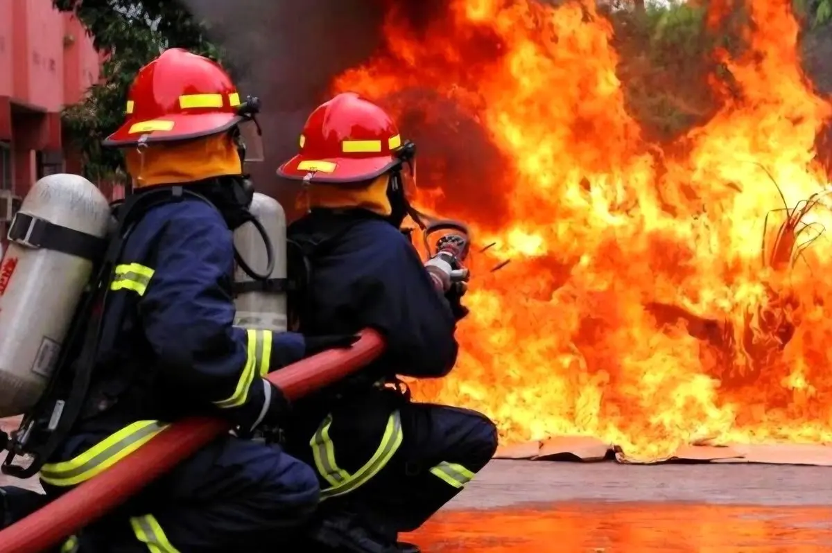 آتش‌سوزی گسترده در شهرک صنعتی ساری مهار شد