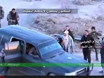  فیلم/لحظه تحویل سلاح‌های سنگین افراد مسلح به ارتش سوریه 