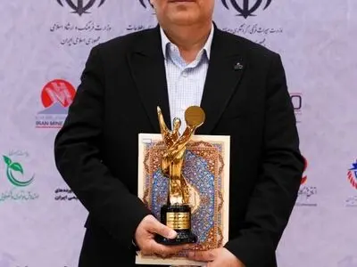 تندیس زرین «چهره‌های نامی صنعت و اقتصاد کشور» بر دستان مدیرعامل پتروشیمی فن‌آوران؛ تجلی استراتژی تاب‌آوری و تداوم تولید

