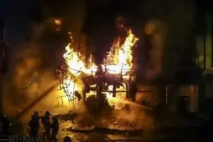 آتش‌سوزی گسترده در چندین واحد تجاری جاده بابل به قائم‌شهر؛ ۳۵ آتش‌نشان برای مهار آتش به محل اعزام شدند