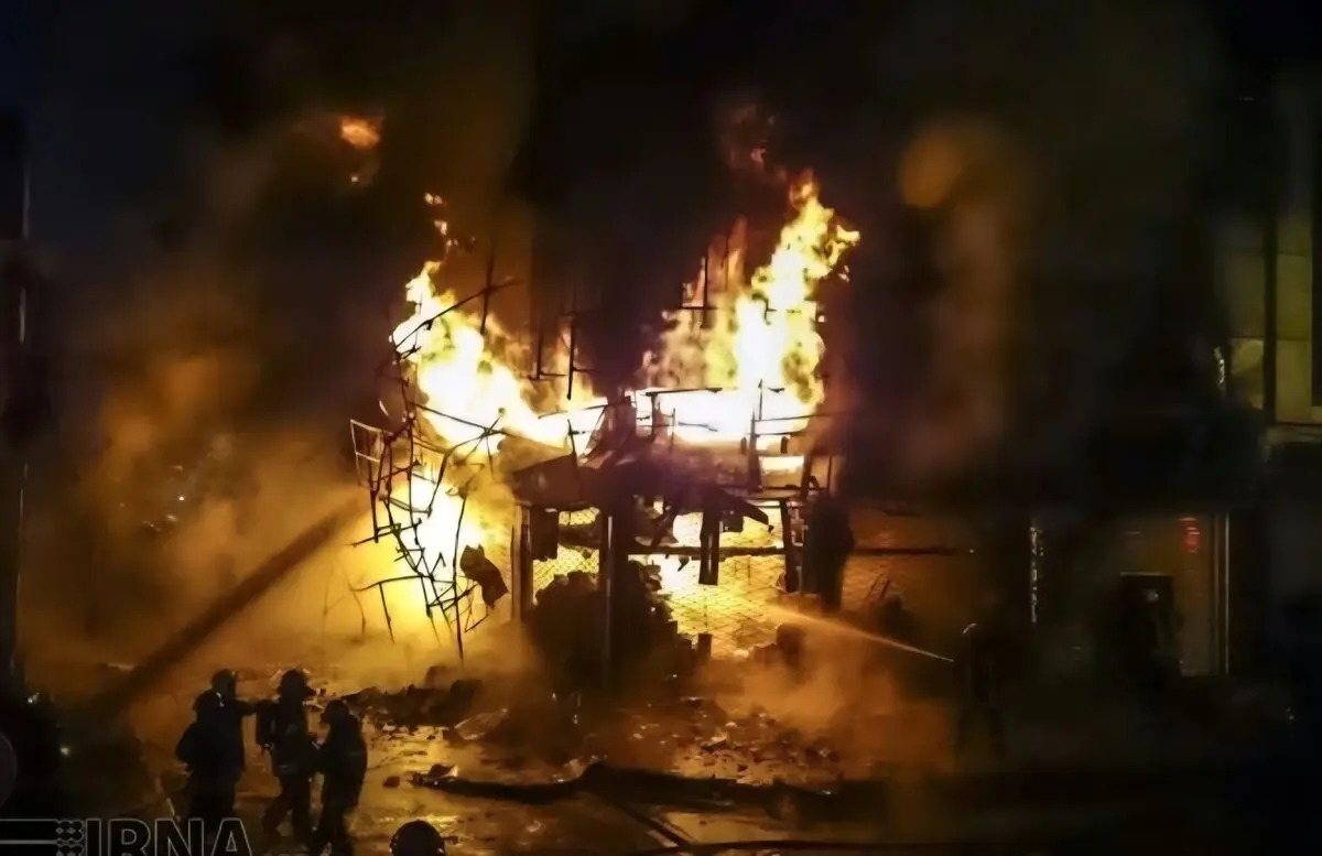 آتش‌سوزی گسترده در چندین واحد تجاری جاده بابل به قائم‌شهر؛ ۳۵ آتش‌نشان برای مهار آتش به محل اعزام شدند