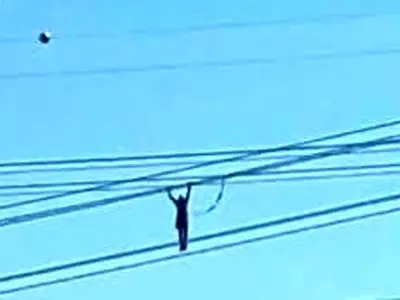 حرکت خطرناک دختر جوان روی سیم‌های برق در شهریار + فیلم