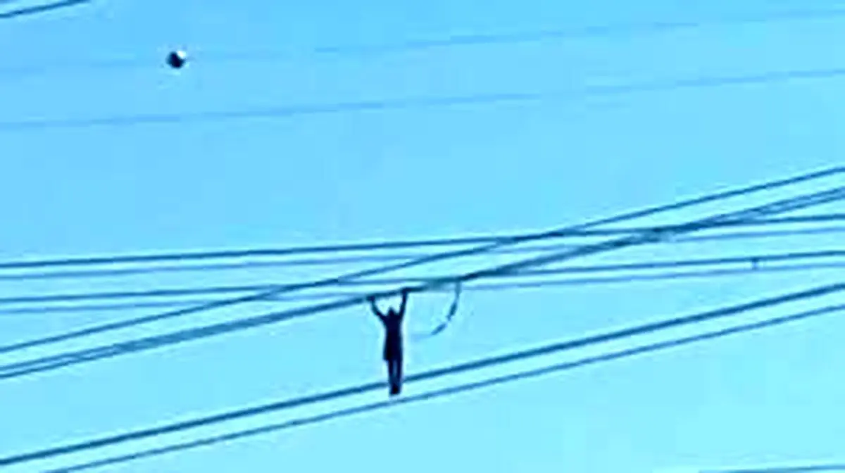 حرکت خطرناک دختر جوان روی سیم‌های برق در شهریار + فیلم